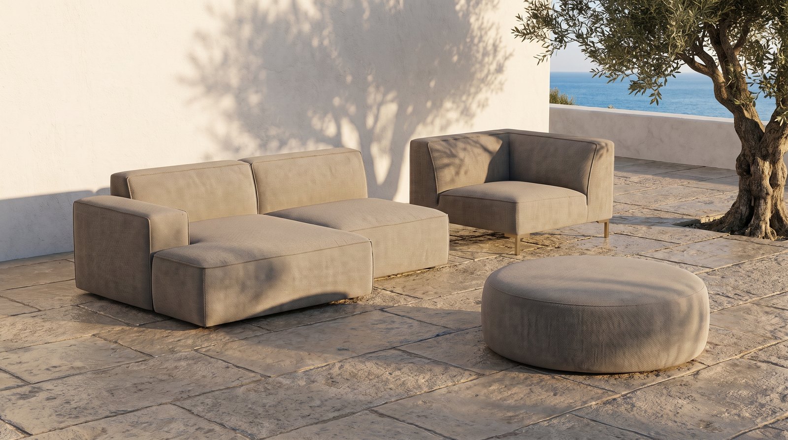Render fotorealistico Showefy AI: la stessa composizione modulare su una terrazza mediterranea al pomeriggio